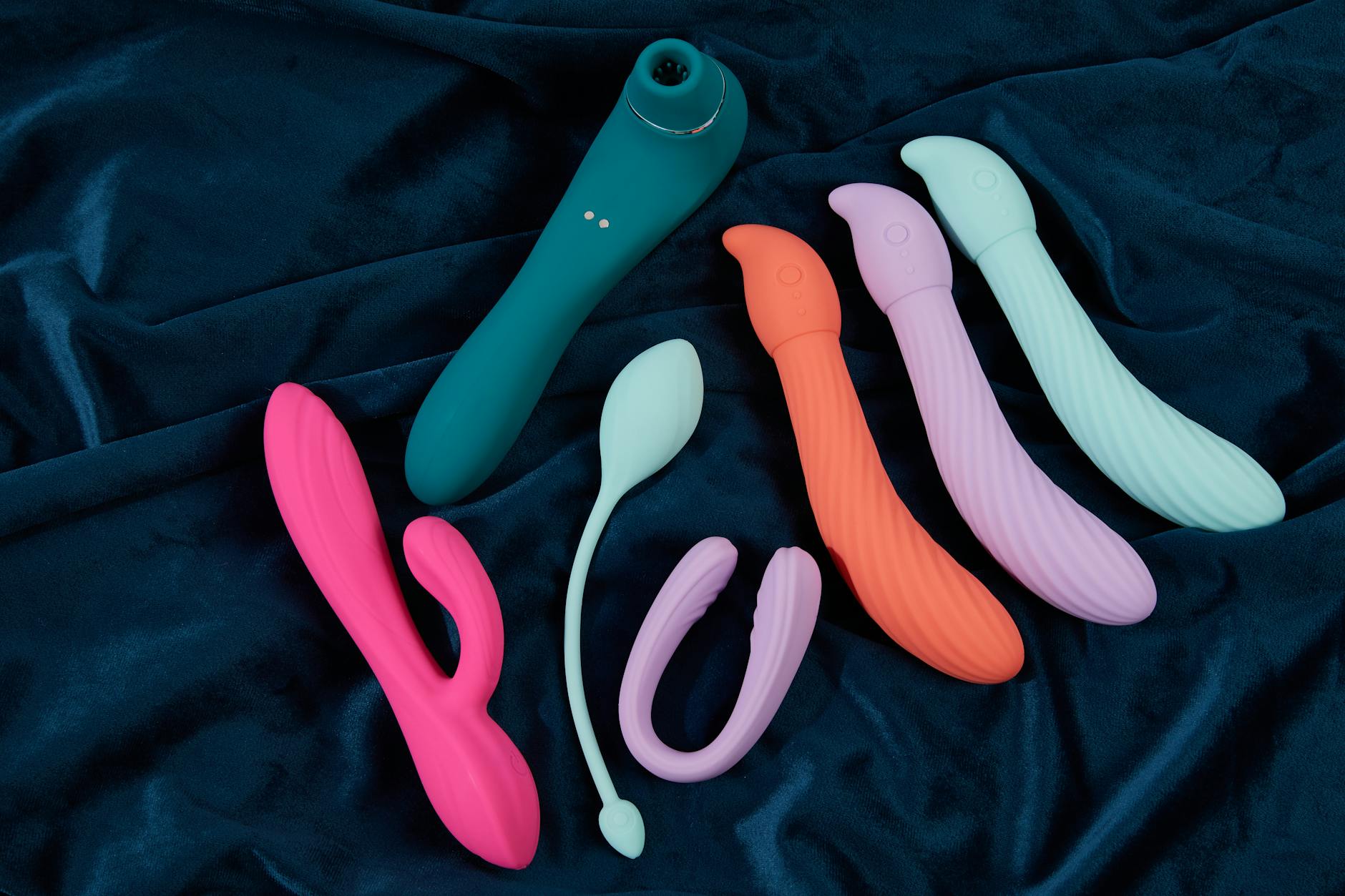 Vibromasseur citron Lem tenu à la main sur fond violet, représentant la sensualité moderne