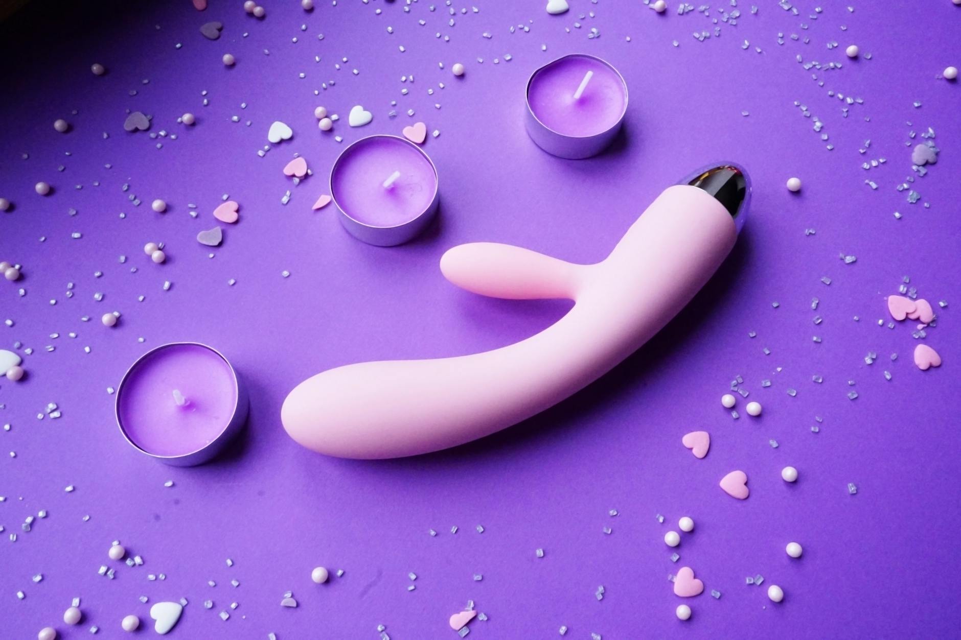 Couple s'embrassant avec intimité et connexion émotionnelle